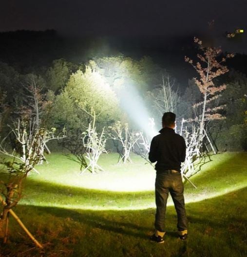 Super Lanterna Tática Zoom – A Mais Poderosa do Mundo