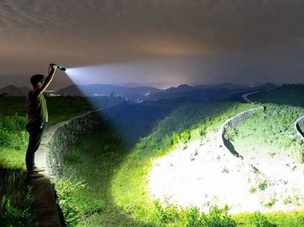 Super Lanterna Tática Zoom – A Mais Poderosa do Mundo