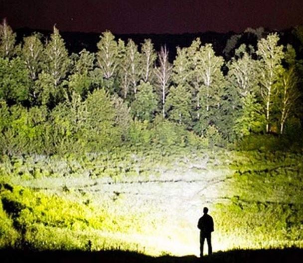 Super Lanterna Tática Zoom – A Mais Poderosa do Mundo