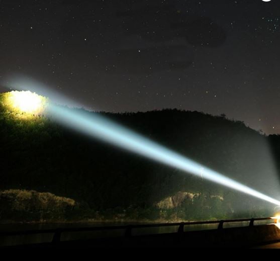 Super Lanterna Tática Zoom – A Mais Poderosa do Mundo